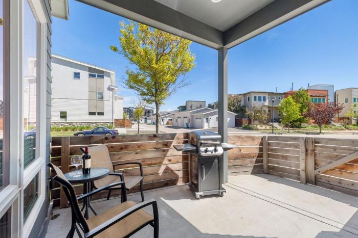 Elegant Oasis - Fireplaces, King Beds, Mtn Views!