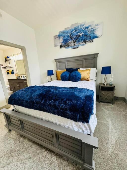 POOL VIEW! Near Dallas Love Field! Medical District! Downtown Dallas!