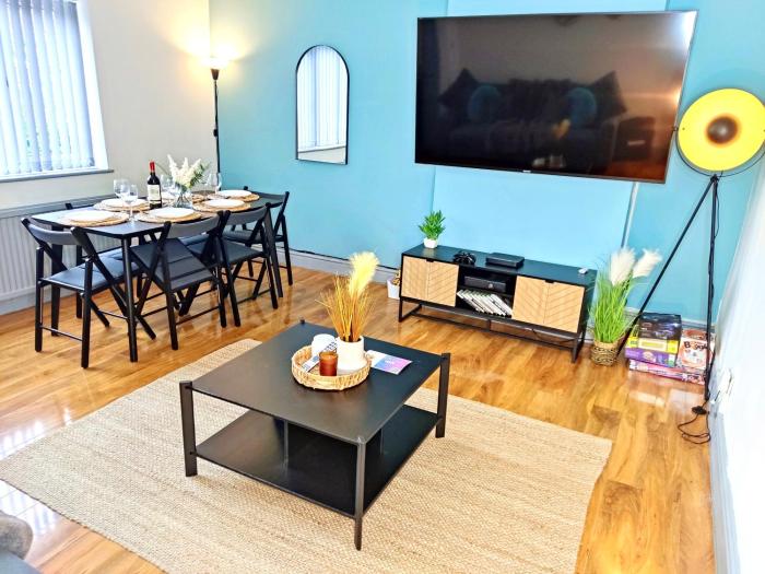 Comfortable 3 Bedrooms Leeds Beach House - Ideal for Family and Contractors - Free WIFI, Projector in bedroom and Free Parking for 2 cars