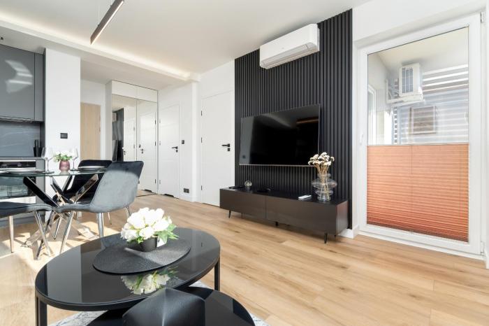 Spacious & Bright Apartment with Balcony and Parking by Noclegi Renters