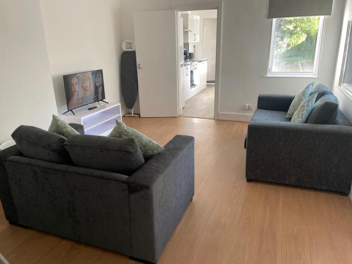 Spring Crescent Apartments - 2 Bed with Garden & Parking, Sleep 6
