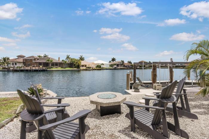 Nautical pet-friendly home with pool, kayaks and bikes