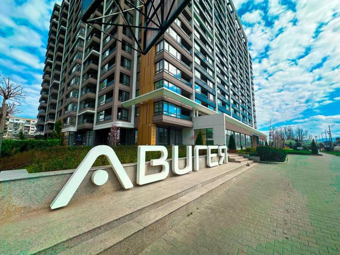 Nomad Friendly Modern Complex Next to Metro