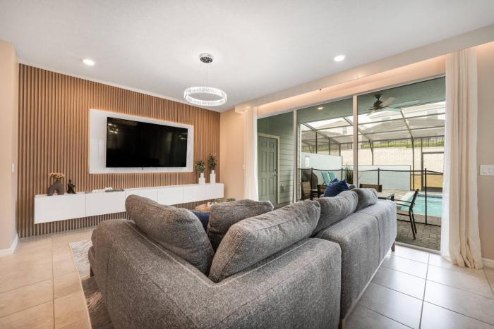 860 Windsor Island 12 guests front clubhouse pool