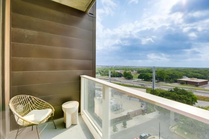 Luxe Austin Condo with Pool Access Near Dtwn!