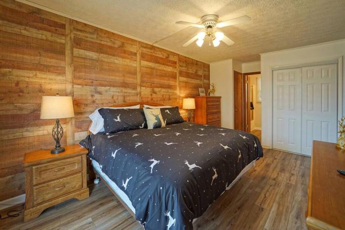 Hänsel and Gretels Hideaway End Unit Parking!