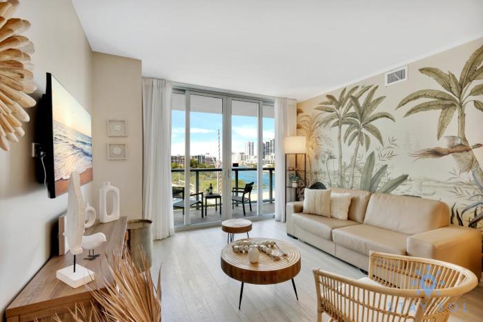 2BR with Balcony - Amazing Pool - Gym