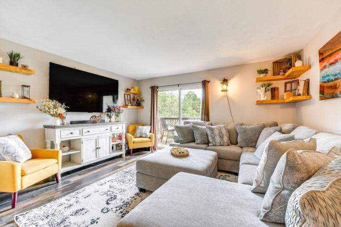 Mtn-View Gem with Hot Tub Access Branson Condo