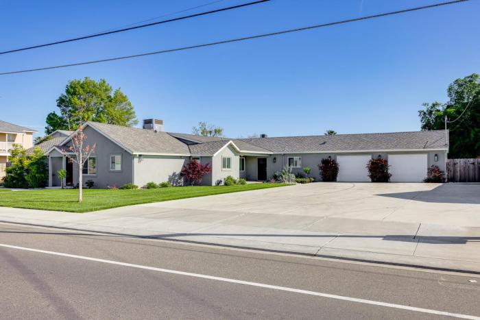 Pet-Friendly Hughson Getaway, 9 Mi to Modesto!