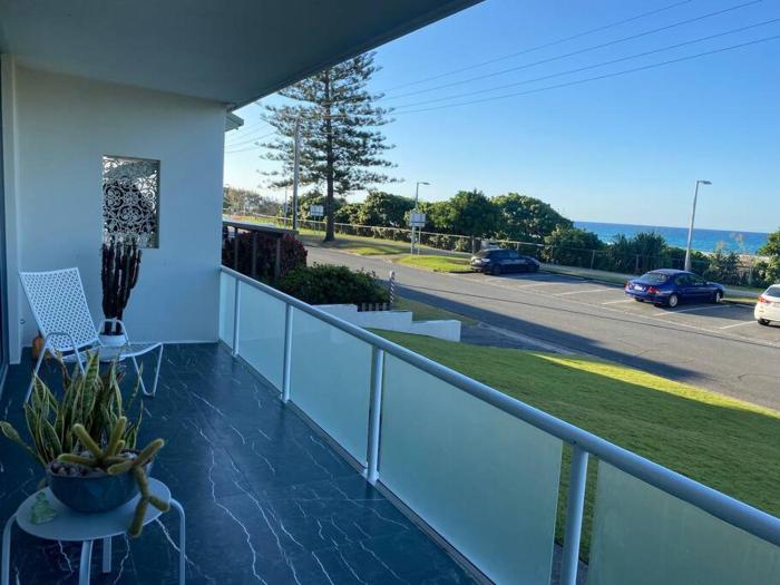 Bilinga Beachfront Apartment- direct ocean access