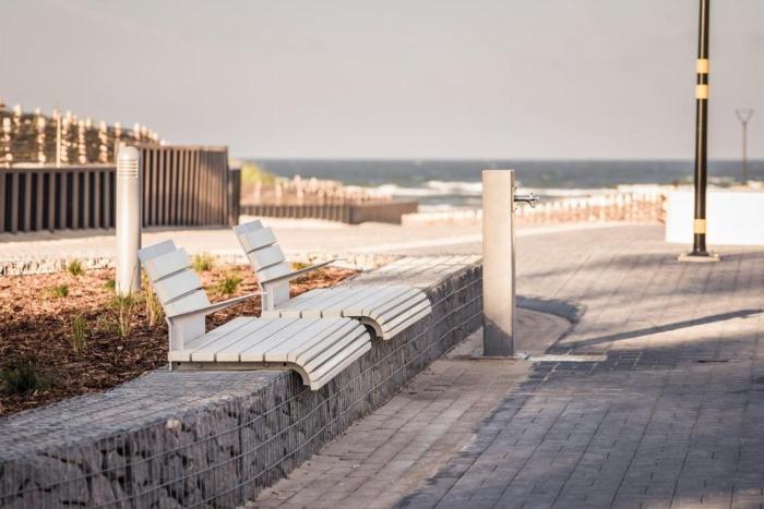 Mini by the sea, center