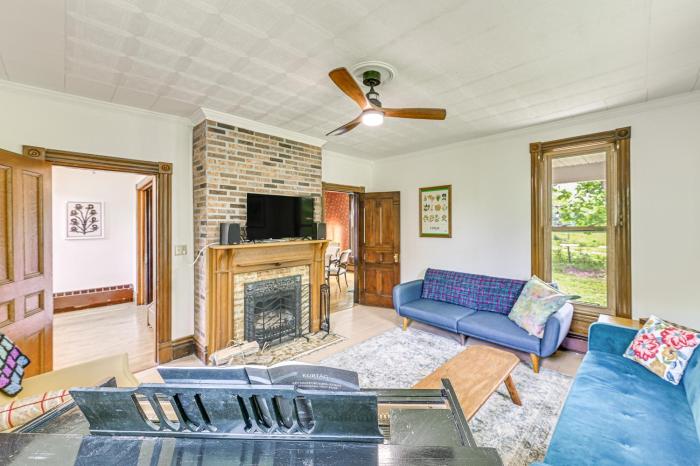 Family Home w Yard & Fire Pit in Middleburgh!