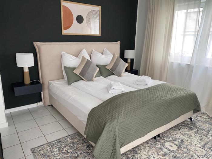 Moderne Wohnung mit Terrasse & Parkplatz; Nähe BWZK & Amazon