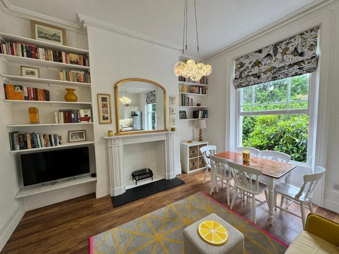 Exceptionally Large Newly-Refurbished 1-Bed Flat in Hither Green