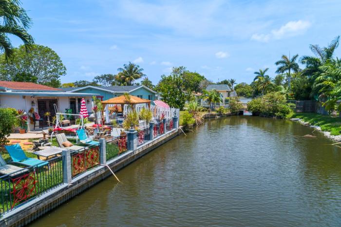 Luxury Waterfront Home, With Private Hot Tub, Hallandale Beach, Casinos, Shops