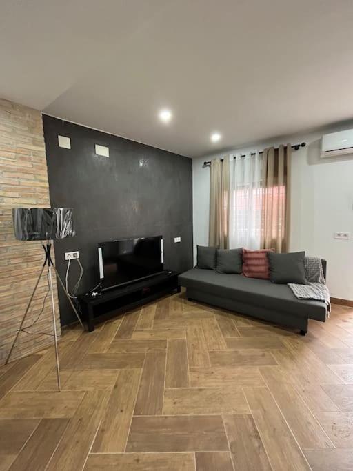3-Bedroom Home, Free Parking,10 Minutes from Seville