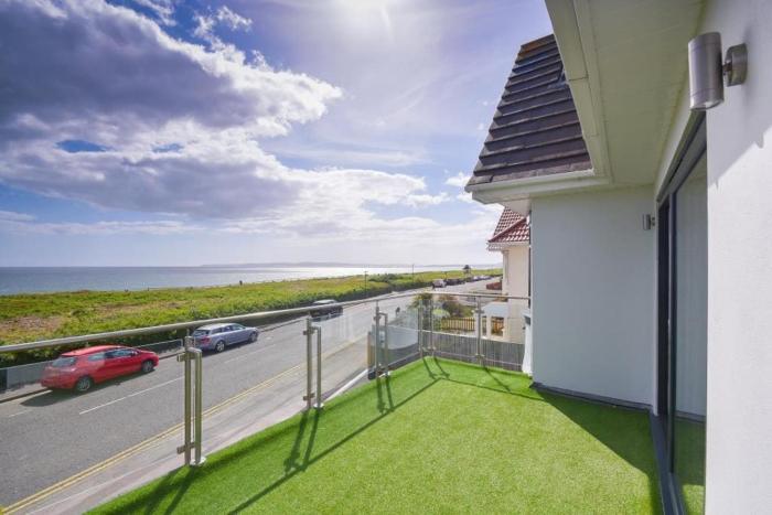 VIEWPOINT 2 by BOURNECOAST - A Clifftop Apartment with PANORAMIC Sea Views and Balcony - FM6182