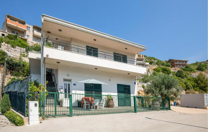 2 Bedroom Lovely Apartment In Ploce