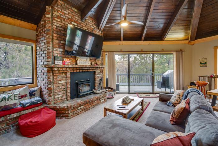 Big Bear Cabin with Hot Tub Less Than 3 Mi to Skiing!