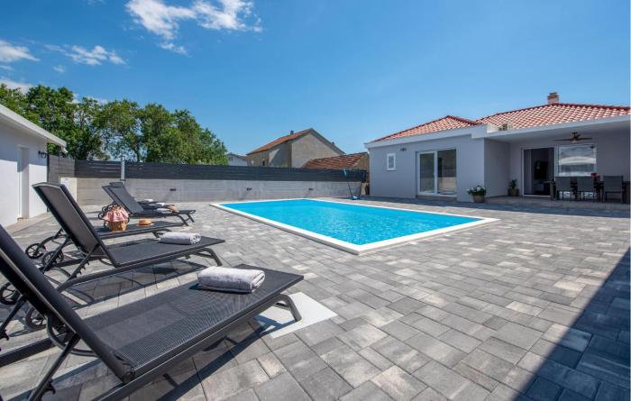 3 Bedroom Lovely Home In Gornje Rastane