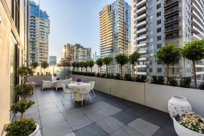 VAQUAY Valentino In Southbank