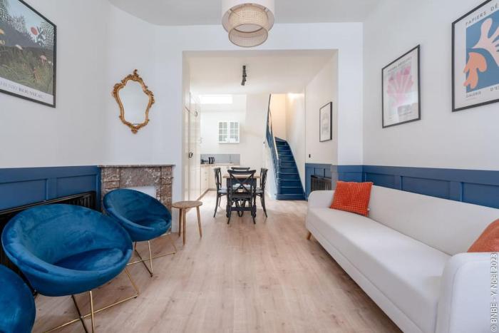 Petite Dinant - Feet in water hands on the rock