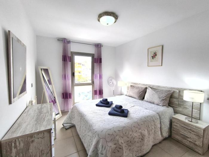 ALCAVISTA - garage, AC, fibre net, 350m to ocean, tv channels, sunsets and La Gomera view from balcony