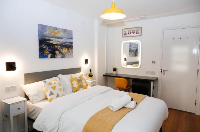 New Luxury Rooms in the Heart of London Next to Shops, Cafes, Bars & Metro with Shared Bathrooms