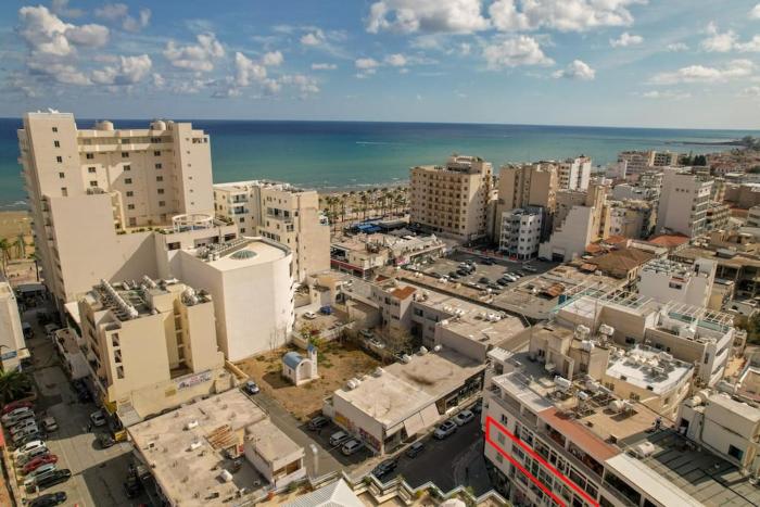 Superb Apartment steps away from Finikoudes Beach