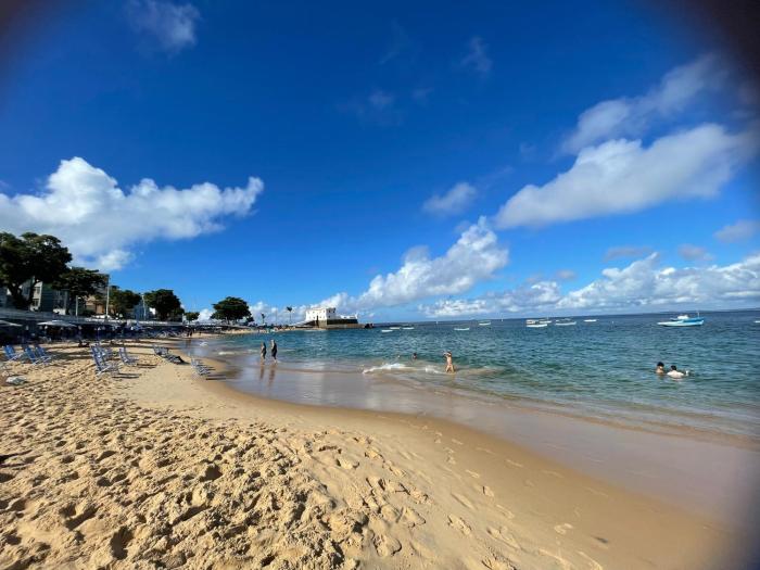 2 quartos, 2 banheiros, sala e cozinha - 2 minutos para a praiano Porto da Barra - 201-40