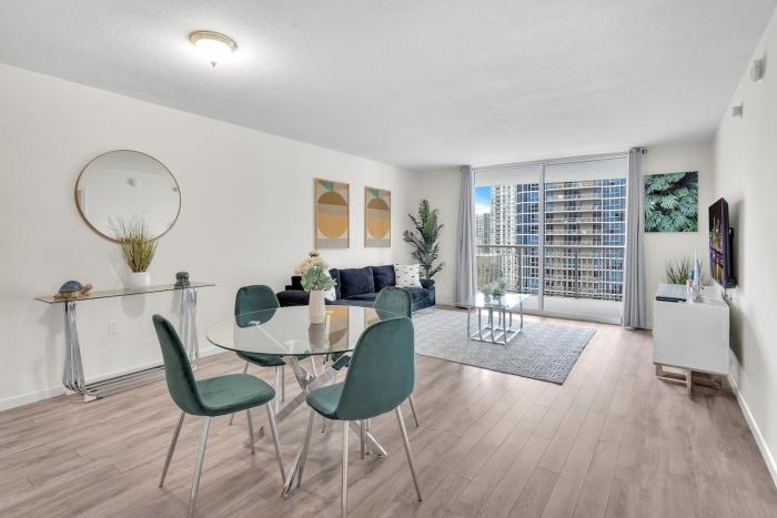 Brickell Key Gem: Stylish 1-Bed W Free Parking