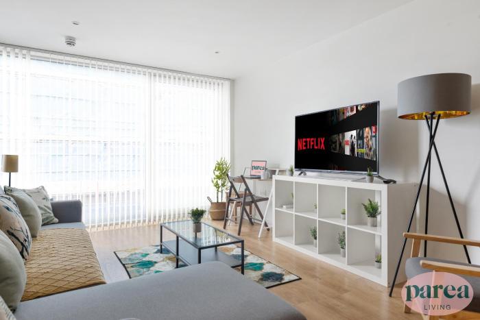 Parea Living - Colorful North London Apt with Balcony Views