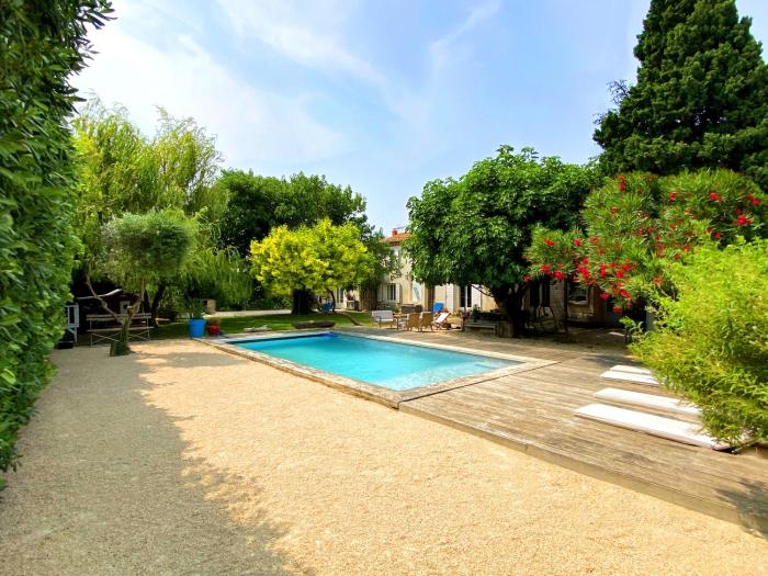 Grand mas provençal, 5 Chambres, jardin, Piscine & Calme Absolu à 5 min dArles