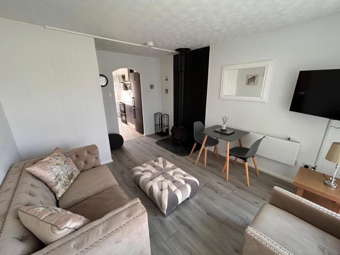 Dog Friendly Beachside Cottage Kessingland with private parking