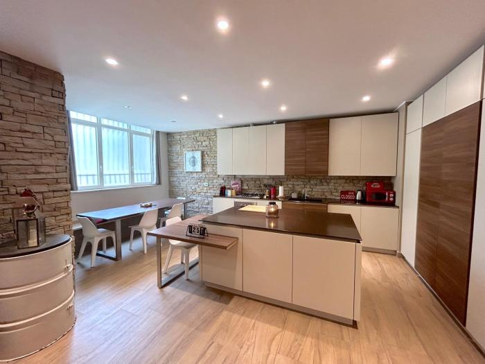 R39 Elegant Apartment with Private Parking