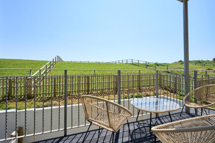 Spacious 1 Bed Apt - Stunning Views & Private Parking - 5 Mins To Beach - Dog Friendly - Close To Ventnor, Shanklin & Sandown - Ideal For Friends, Families & Business Travellers - Sleeps up to 4 Guests - Managed By "Greenstay Serviced Accommodation"
