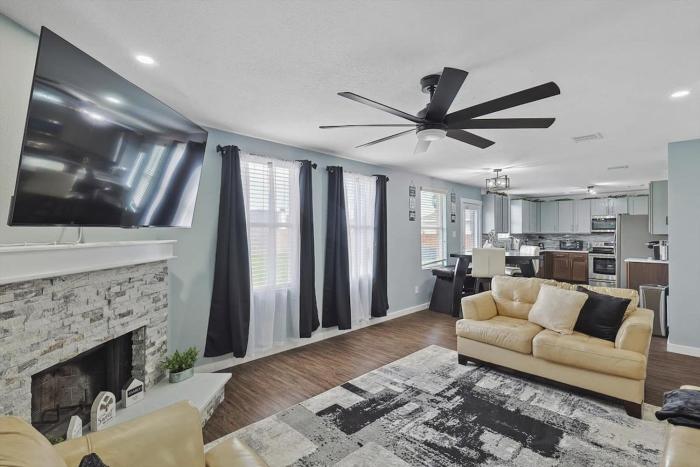 4 Bedrooms Brick Retreat with Gameroom & Backyard