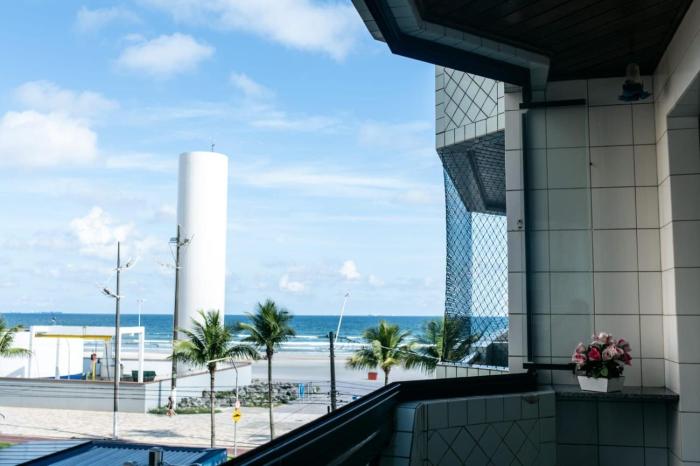 Frente Vista Mar com Varanda WI FI 300mbps e 10m da praia da TUPI - ESTACIONAMENTO gratuito e AR condicionado