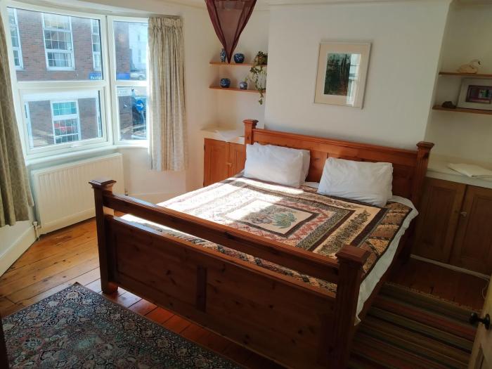 Spacious 2 bed maisonette near town, that sleeps 6