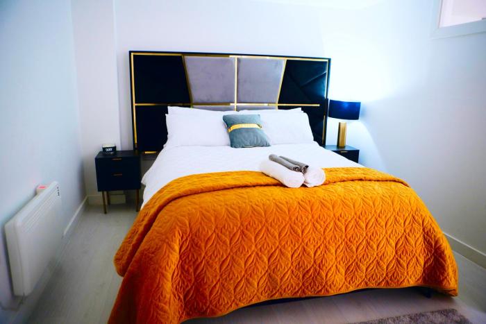 Perfect 1 Bed Apartment Sleeps 5 1 Kingsize bed 1 double Sofabed & Foldable Single bed Free Parking Wifi good transport network shopping Holiday Makers Families Contractors in North London