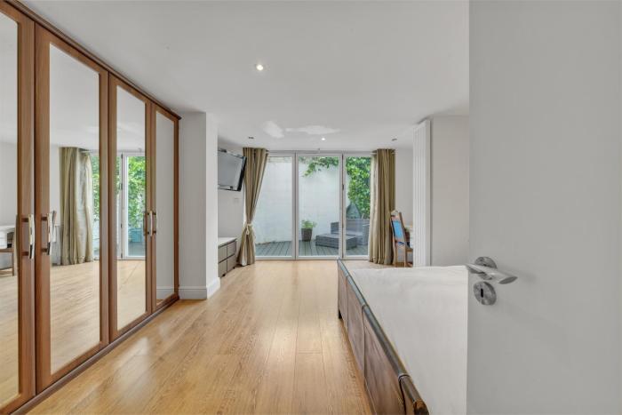 Mews House in Maida Vale near Paddington with Free Parking