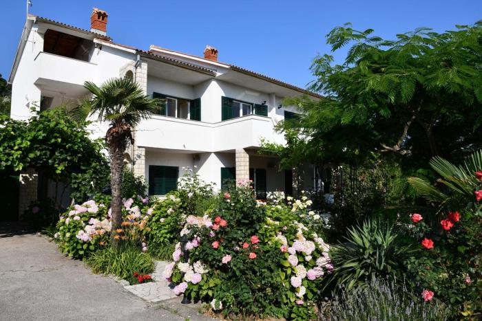 Apartments with parking space Banjol, Rab - 23240