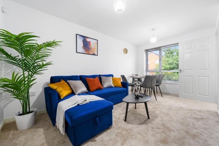 Modern 2 Bed Home with Driveway Near Coop Live & Etihad Stadium , Sleeps 5 , Self Checkin and Free Parking