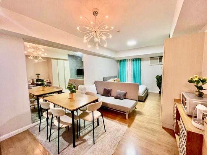 Pool, City View, Washer, Netflix, Walk to Abreeza Mall - Davao Stay Suites T1-2321