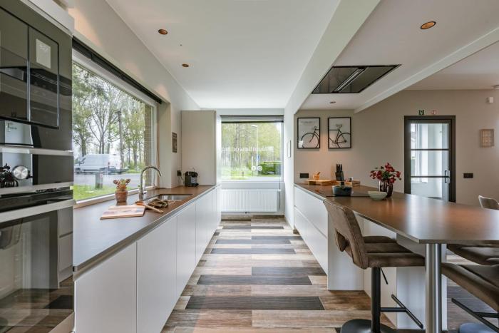 Huswell - Holiday home along the canal with great views