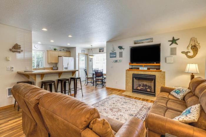 Half Mi to Beach: Rockaway Beach Home w Grill!