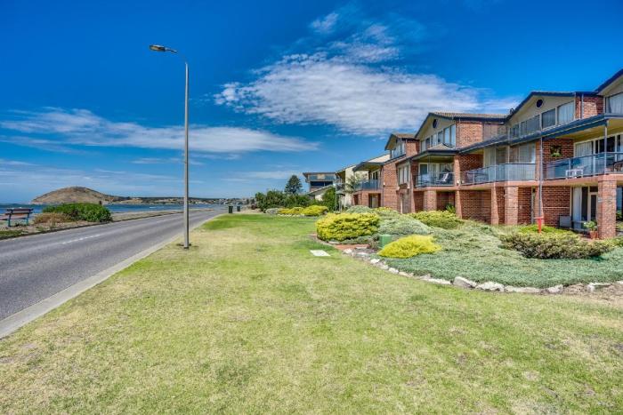 By The Sea Beachfront Apartment Wifi