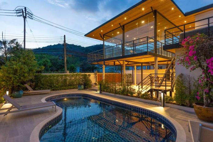 Brand new, designer furnishing, hot tub, gym, pool V98