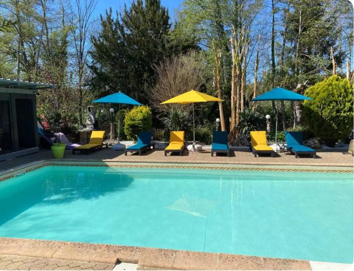Le Havre de paix avec balcon vue sur piscine