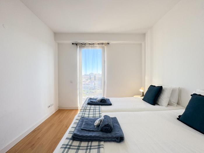 Bright apartment next to main avenue and marina #1870